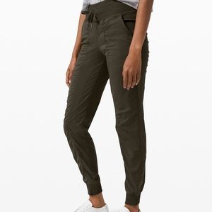 Brand new lululemon Dance Studio jogger size 2